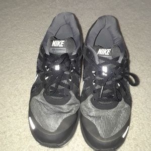 Dual Fusion Nike tennis shoes